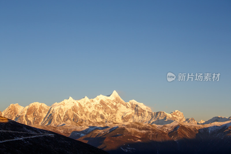 西藏林芝雪景南迦巴瓦峰日照金山雪山夕阳