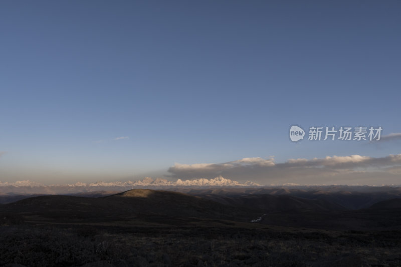 壮丽贡嘎雪山远景下的连绵起伏山脉