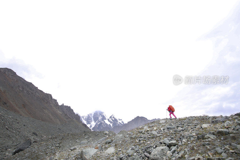 博格达  新疆  天山 蓝天白云下的雪山风景