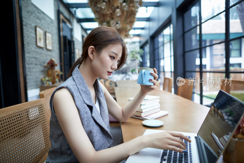 在室内使用电脑办公的亚洲白领女性