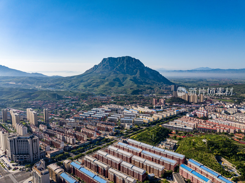 河北张家口市下花园区鸡鸣山脚下的城镇全景