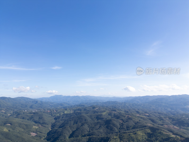 辽阔壮观的群山航拍全景