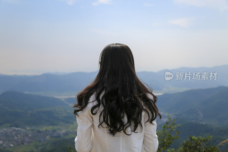 女子山顶眺望远方山峦