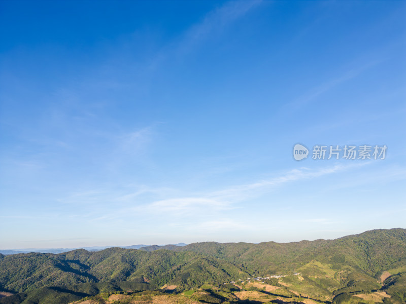 航拍蓝天白云下山峦叠翠的自然风光