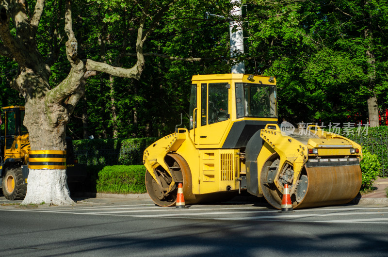 道路旁停放的黄色压路机