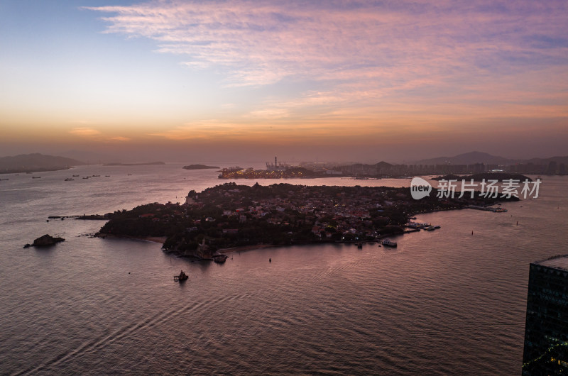 黄昏时厦门鼓浪屿全景城市风景航拍