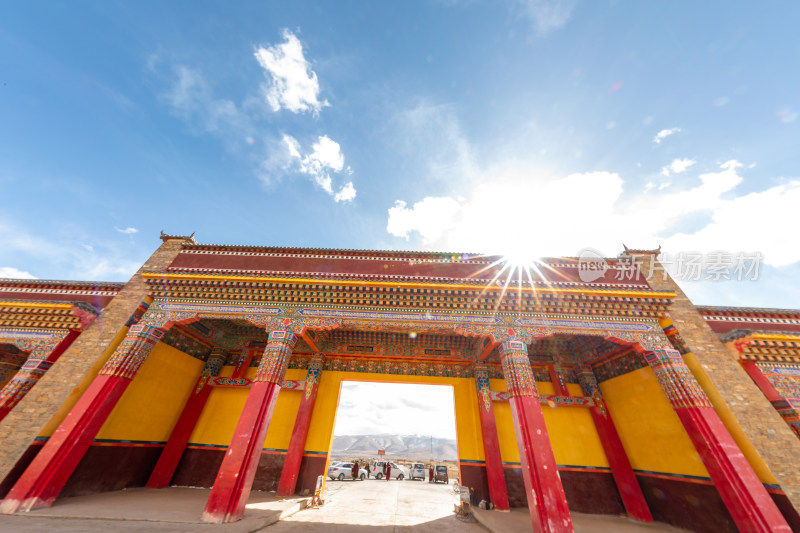 蓝天白云下的阿坝各莫寺寺院建筑