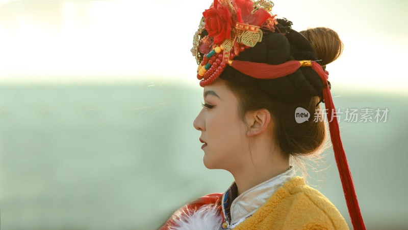 云南宁蒗普米族妇女服装头饰