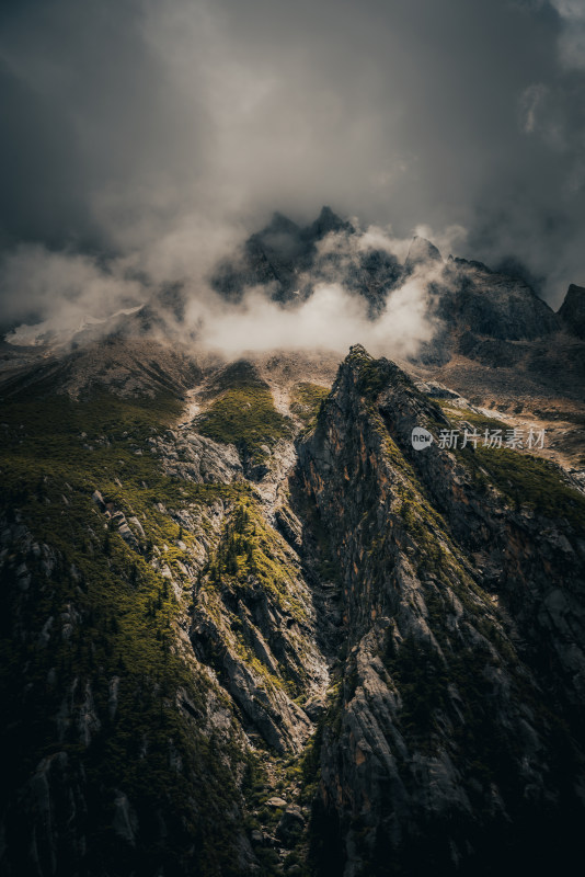 云雾之上的巍峨山峰