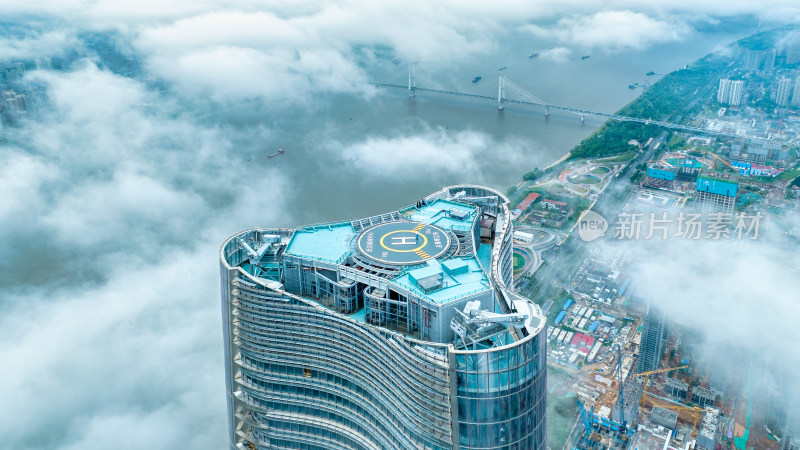 云层中的武汉最高楼