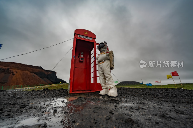 乌兰哈6号达火山拍宇航服