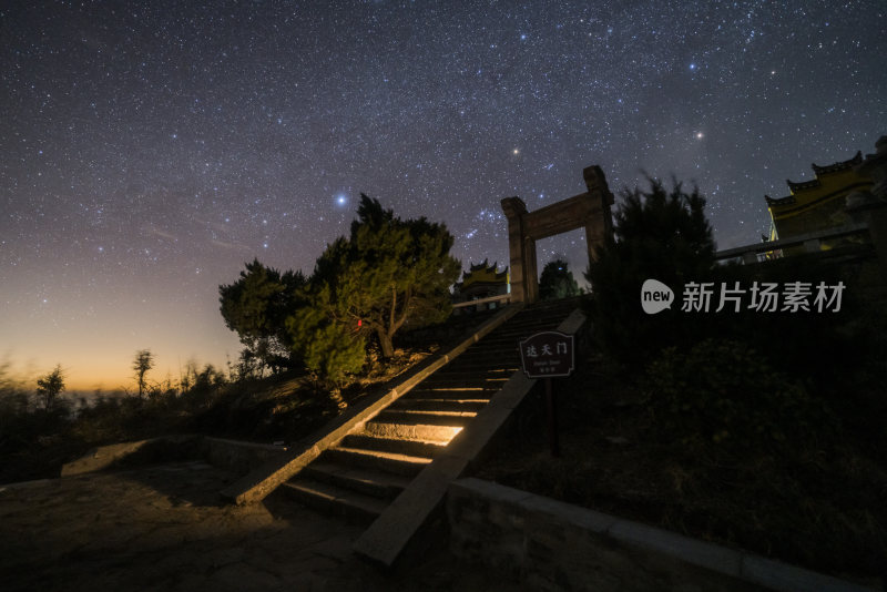 夜空中的天门阶梯，星空璀璨静谧深邃