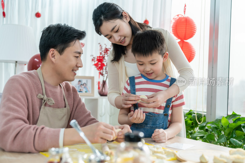 快乐的年轻家庭包饺子