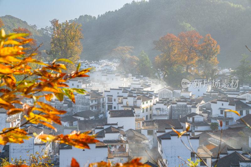 航拍江西婺源石城徽派建筑秋色枫叶村庄日出