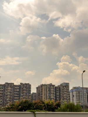 多云天空下的建筑景观