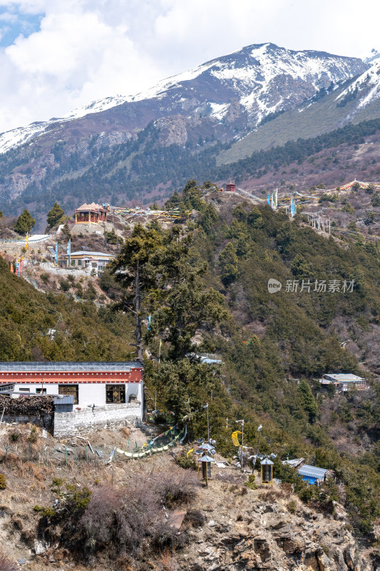 西藏山南雪山公路高原上的蜿蜒之路