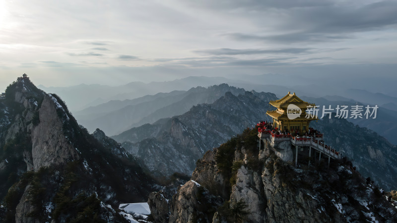 河南老君山飞雪中的千年古树冬季航拍