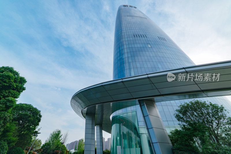 现代玻璃幕墙高楼外观