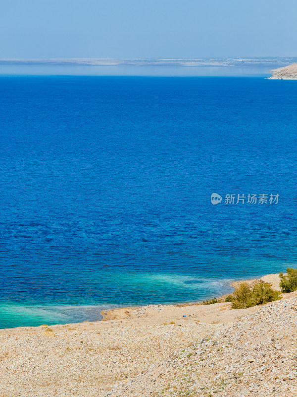 约旦死海 岩石与蓝色海水景观