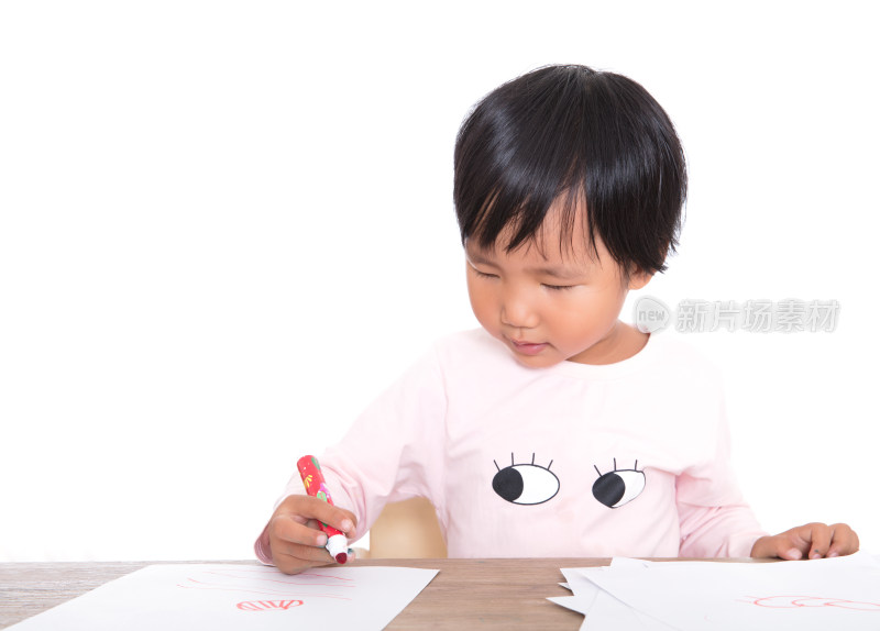 上幼儿园的中国小孩子在努力练习绘画