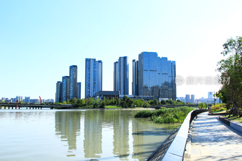 成都高新区交子公园锦江河‌沿岸建筑风光