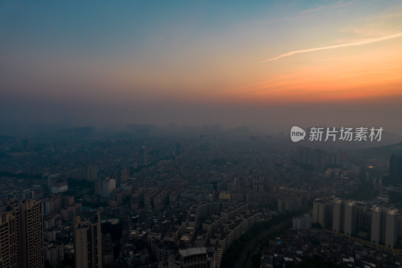 广东阳江城市清晨日出彩霞航拍摄影图