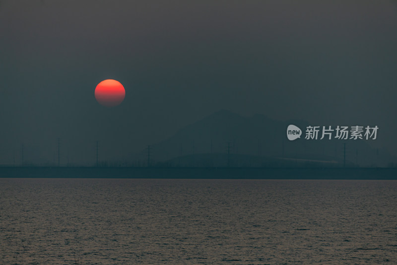 山东济宁邹城孟子湖湖面日落景观