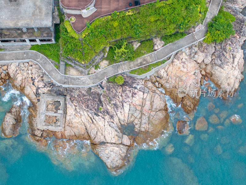 海边岩石栈道航拍全景