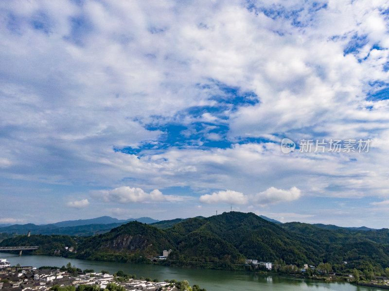 蓝天白云青山绿水河流航拍图