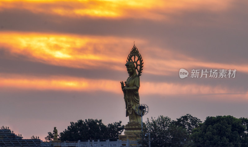 夕阳下的巨型金色观音像