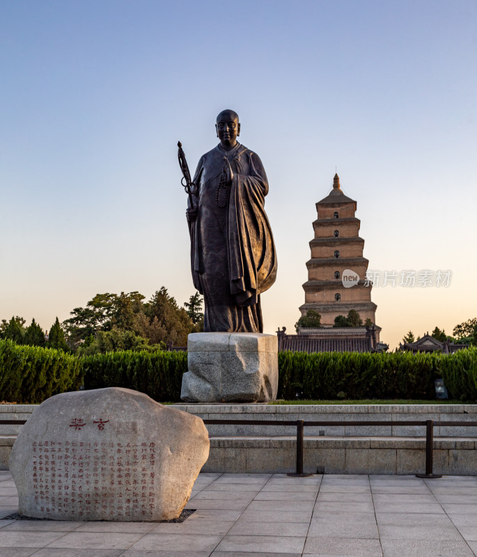 清晨的西安大雁塔大雁塔南广场玄奘雕塑景观