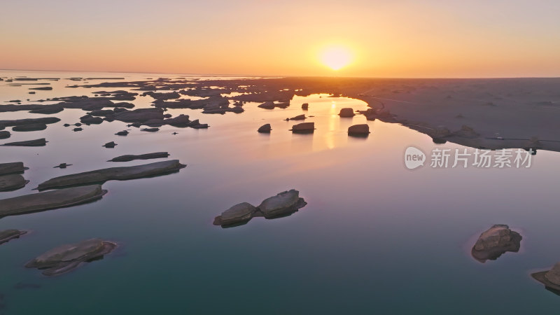 青海水上雅丹地貌航拍