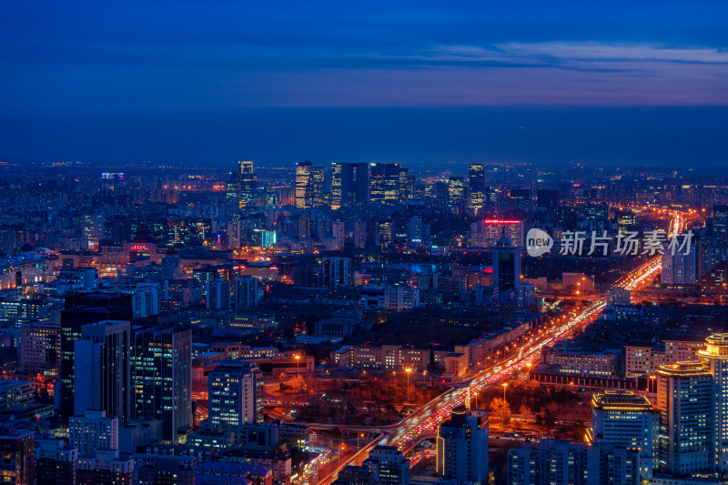 俯瞰北京丽泽商务区和西三环车流傍晚夜景