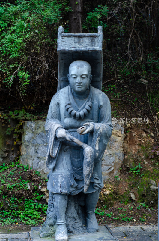 河南洛阳龙门石窟的香山寺唐代高僧玄奘石雕