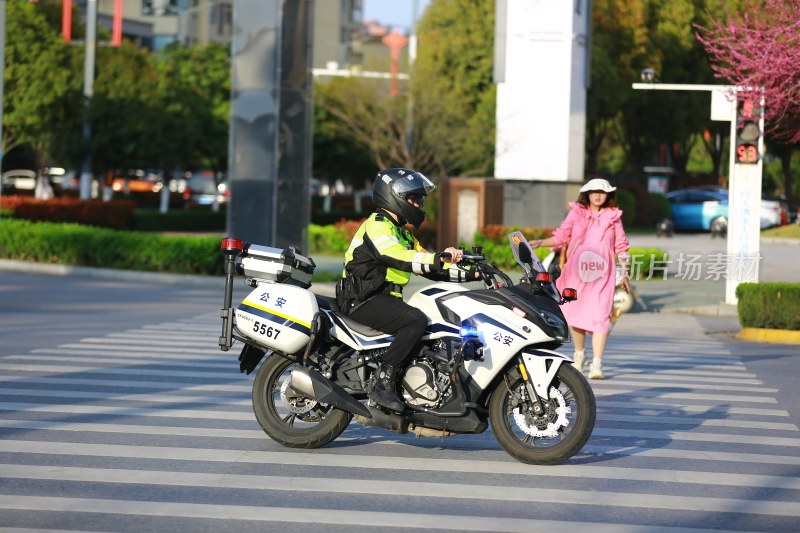 骑行的交通警察