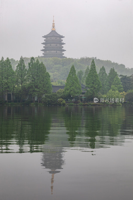 杭州西湖长桥公园雷峰塔雾色景观