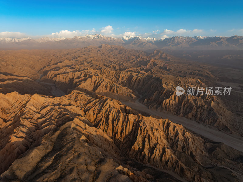 新疆南疆阿克苏温宿大峡谷天山托木尔峰航拍