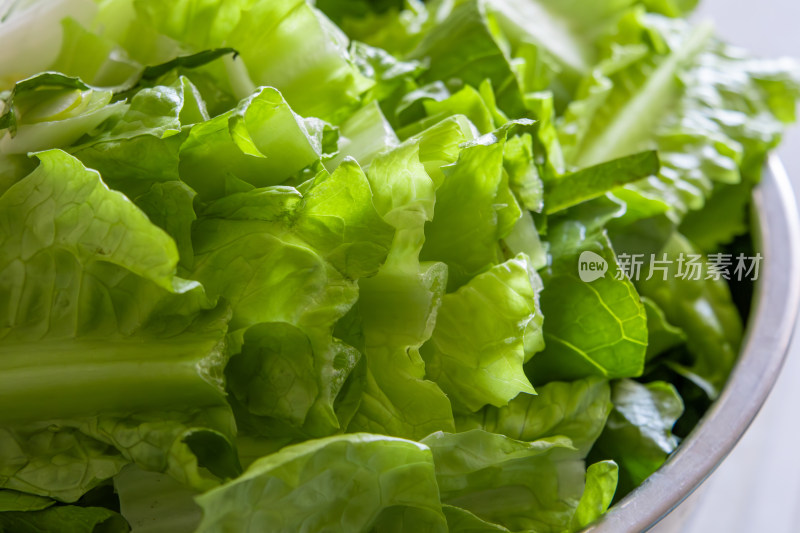 不锈钢盆中切好的绿色叶菜油麦菜