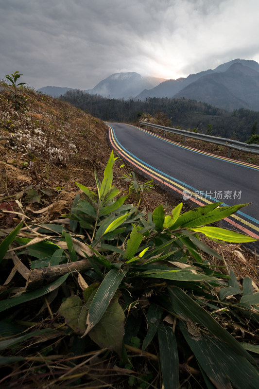 山间多彩公路远景自然风景