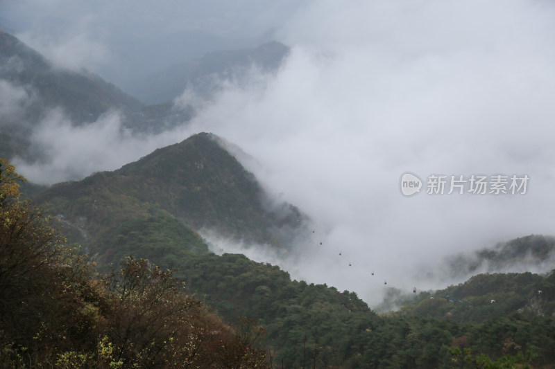 云雾缭绕的泰山山峰