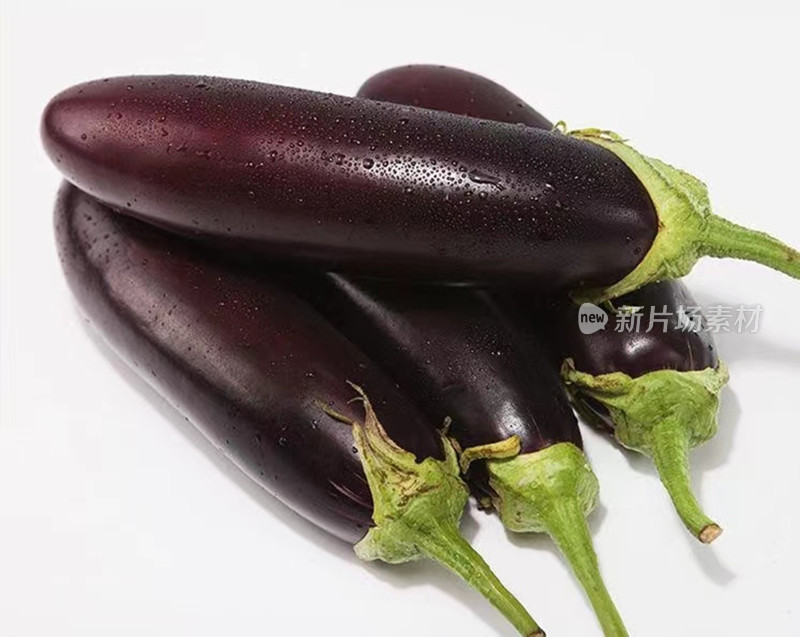 新鲜的紫皮长茄子