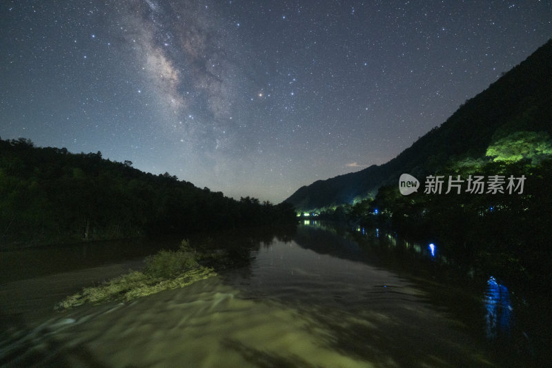 星空下的山间河流静谧夜景