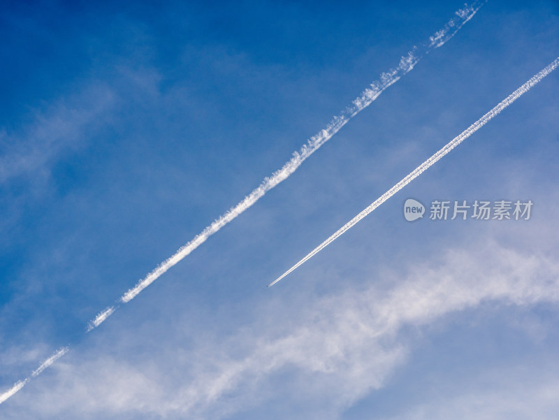 蓝天飞机划过的白色痕迹