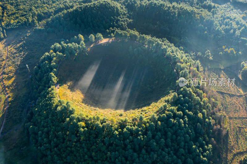 森林环绕中雾气缭绕的壮观火山口