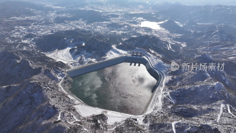 航拍俯瞰山东昆嵛山天心池冬季雪景