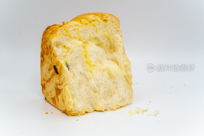 白色背景下美味的椰蓉吐司面包