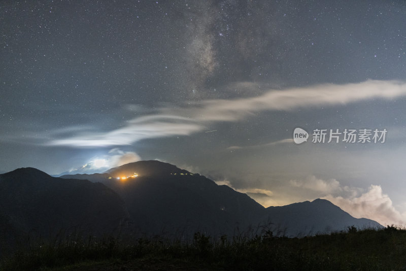 武功山山间夜景星空璀璨云雾缭绕的壮观景象