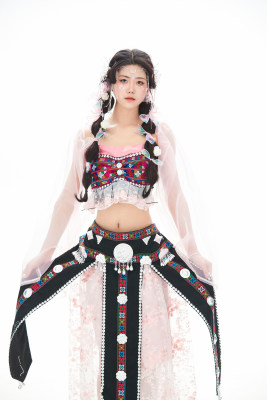 身穿少数民族哈尼族网红族服饰的东方少女