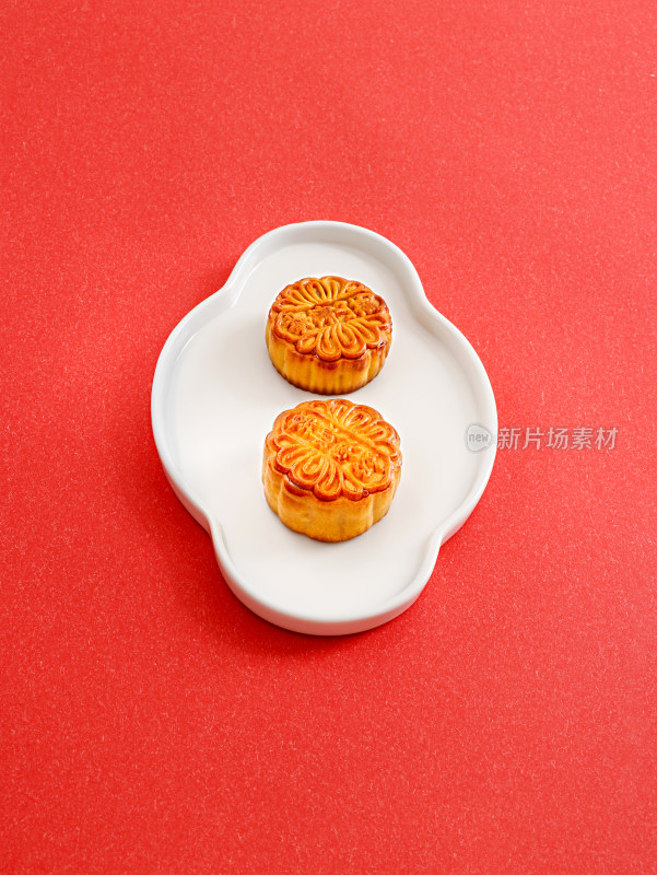 红色背景上的中秋节传统美食月饼