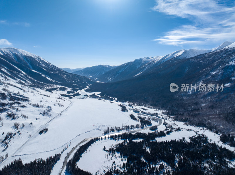 新疆阿勒泰喀纳斯雪景神仙湾晨雾雪山森林